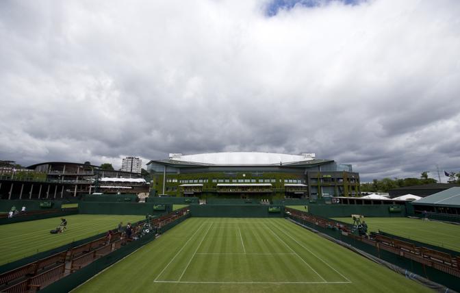 Prati verdi e cielo plumbeo: la cartolina tipica di Wimbledon. Ap